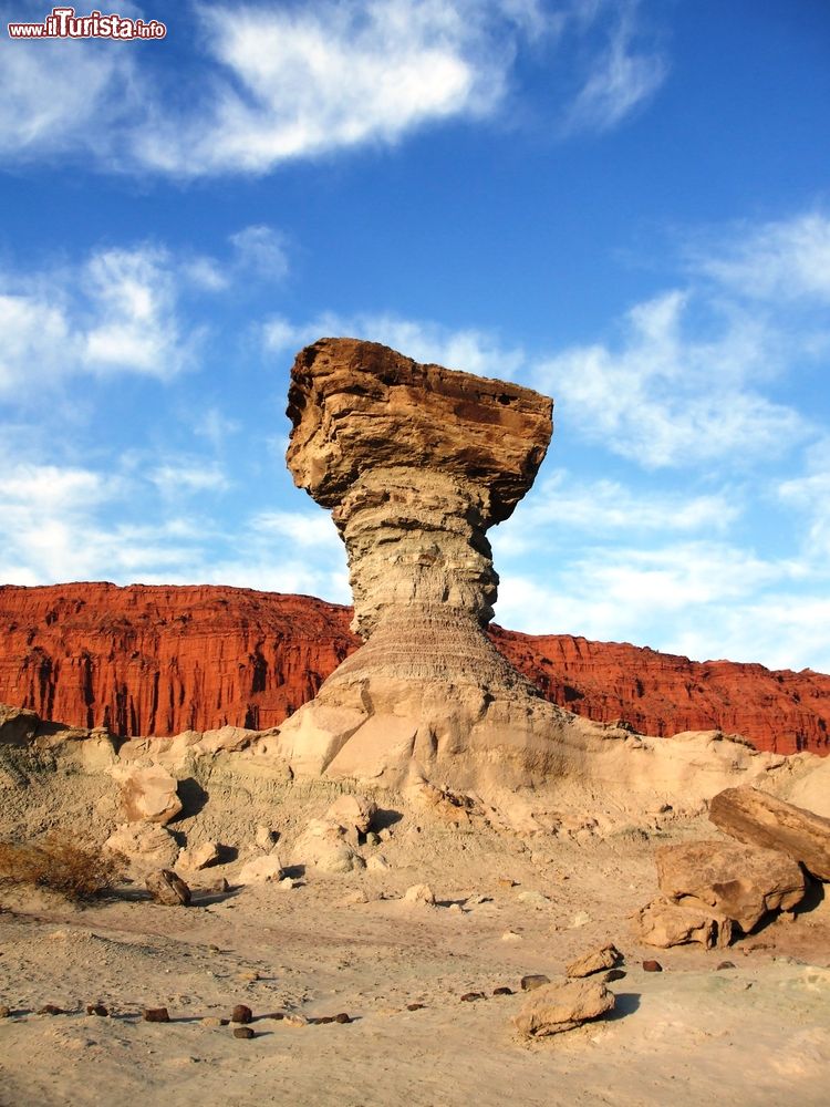 Immagine Una formazione rocciosa dell'Ischigualasto Park di San Juan, Argentina. Questo parco si estende su un'area di oltre 600 km quadrati ad un'altitudine di circa 1300 metri sul livello del mare.