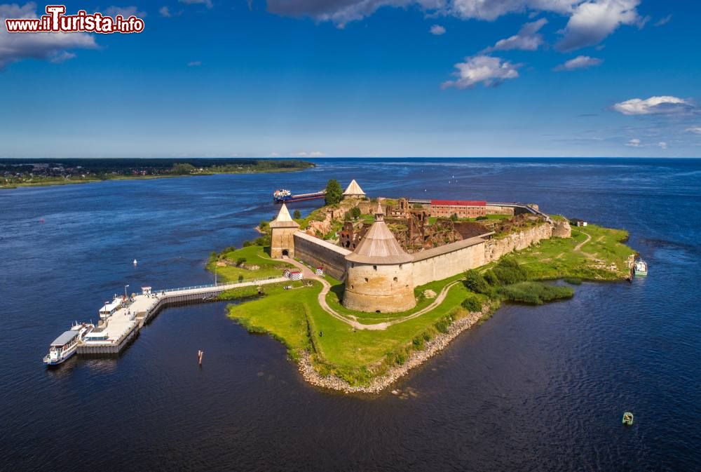 Immagine Una fortezza su lago Ladoga in Russia, nei pressi di San Pietroburgo, dove iniza a scorrere il fiume Neva che poi sfocierà sul Baltico