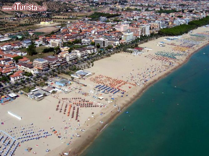 Immagine Una foto aerea della grande  spiaggia di Alba Adriatica in Abruzzo - © Pro Loco di Alba Adriatica