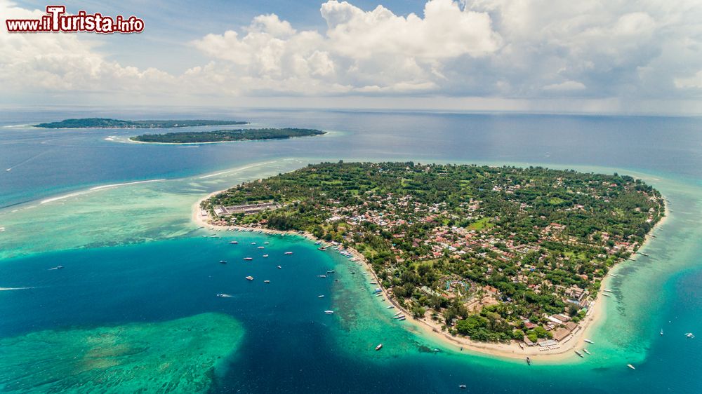 Immagine Una foto aerea delle isole Gili, Indonesia. Questo arcipelago è costituito da tre isolotti: Gili Meno, Gili Air e Gili Trawangan. Sono immerse in un mare trasparente e hanno spiagge di sabbia candida circondata da palme.