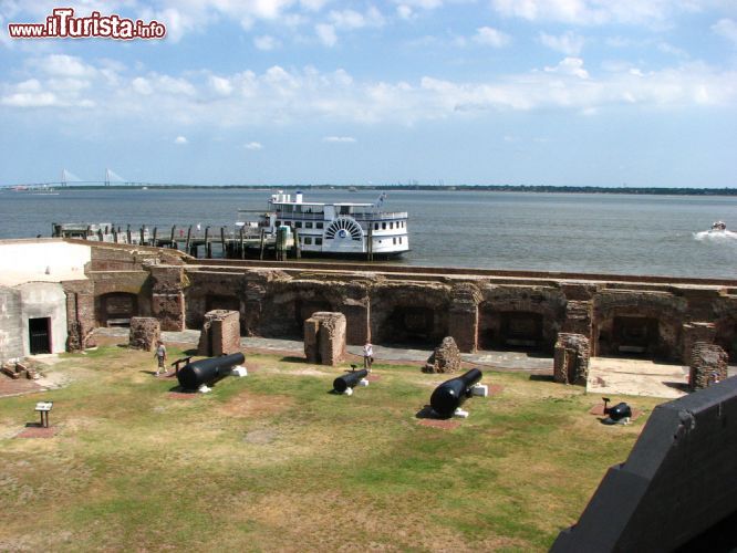 Immagine Una foto della baia di Charleston scattata da Fort Sumter, un antico forte militare in uso durante la Guerr Civile americana - foto © Gabrielle Hovey / Shutterstock.com