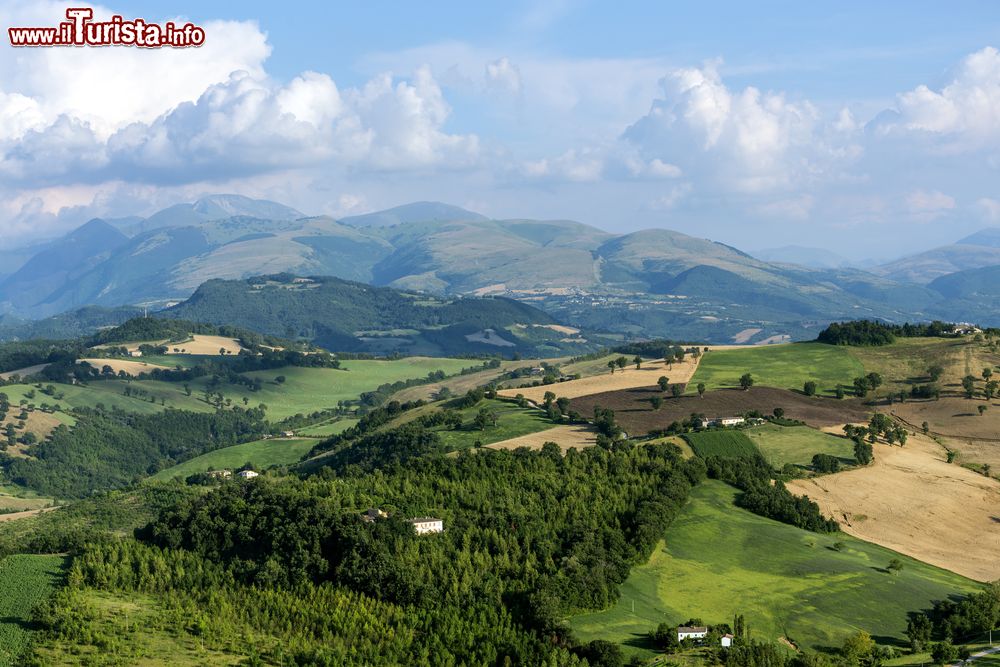 Immagine Una foto dell'interno delle Marche fotografate da Camerino, provincia di Macerata