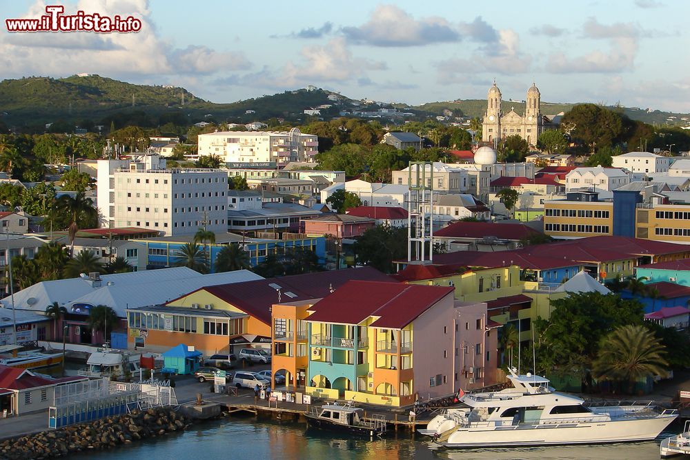 Immagine Una fotografia dall'alto di St. John's, capitale dello stato di Antigua e Barbuda. Situato a nord ovest dell'isola di Antigua all'interno di una baia protetta, St. John's è il principale centro economico del paese oltre che il più importante porto cittadino.