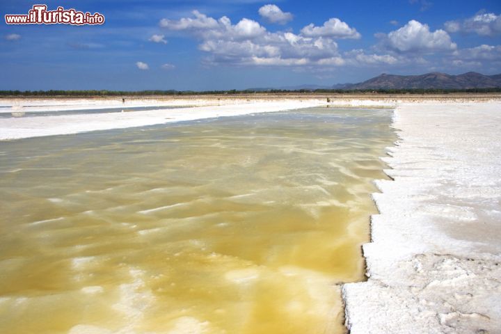 Immagine Una fotografia delle saline di Sant'Antioco, l'isola della Sardegna meridionale, ad ovest di Cagliari - © Elisa Locci / Shutterstock.com