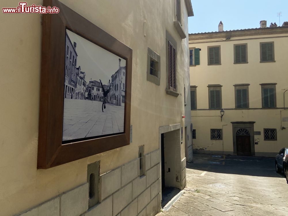 Immagine Una fotografia di Piergiorgio Branzi che inquadra Burano, Piazza Grande del 1957, esposta nel centro storico di Bibbiena