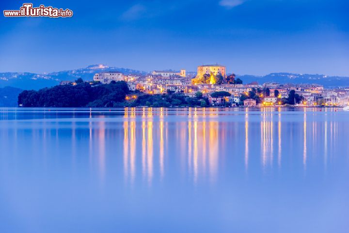 Immagine Una Fotografia notturna di Capodimonte e il Lago di Bolsena nel Lazio  - © FPWing / Shutterstock.com