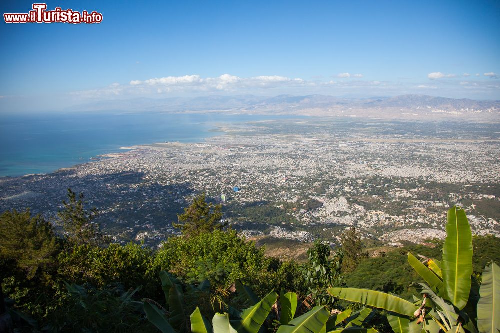Immagine Una fotografia panoramica di Port-au-Prince, capitale di Haiti. La città conta circa circa tre milioni di abitanti, dei quali solo la metà è censita.
