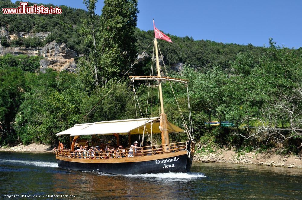 Immagine Una Gabare sulla Dordogne vicino a La Roque Gageac in Francia - © Heliosphile / Shutterstock.com