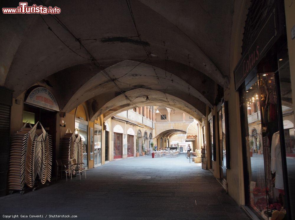 Immagine Una galleria nei pressi del duomo di Reggio Emilia, Emilia Romagna - © Gaia Conventi / Shutterstock.com