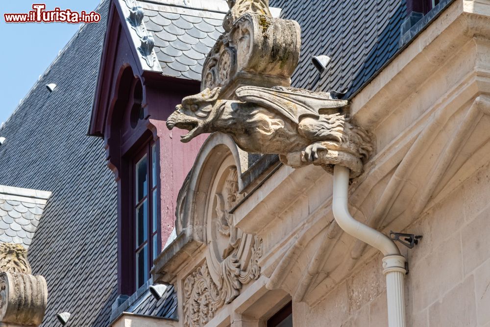 Immagine Una gargolla sulla facciata di un palazzo nel centro di Nancy, Francia.