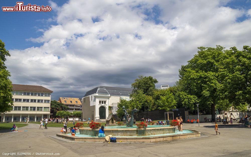 Immagine Una giornata estiva nella città di Vevey, Svizzera. Affacciata sulle acque del lago di Ginevra, Vevey è una cittadina elegante e raffinata che ogni anno accoglie visitatori provenienti da tutto il mondo attratti dal suo clima mite - © ELEPHOTOS / Shutterstock.com
