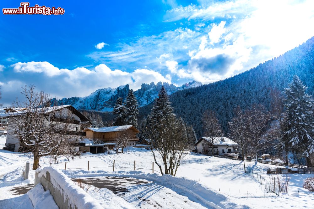 Immagine Una giornata invernale con il sole a Nova Levante, Dolomiti, Trentino Alto Adige. 