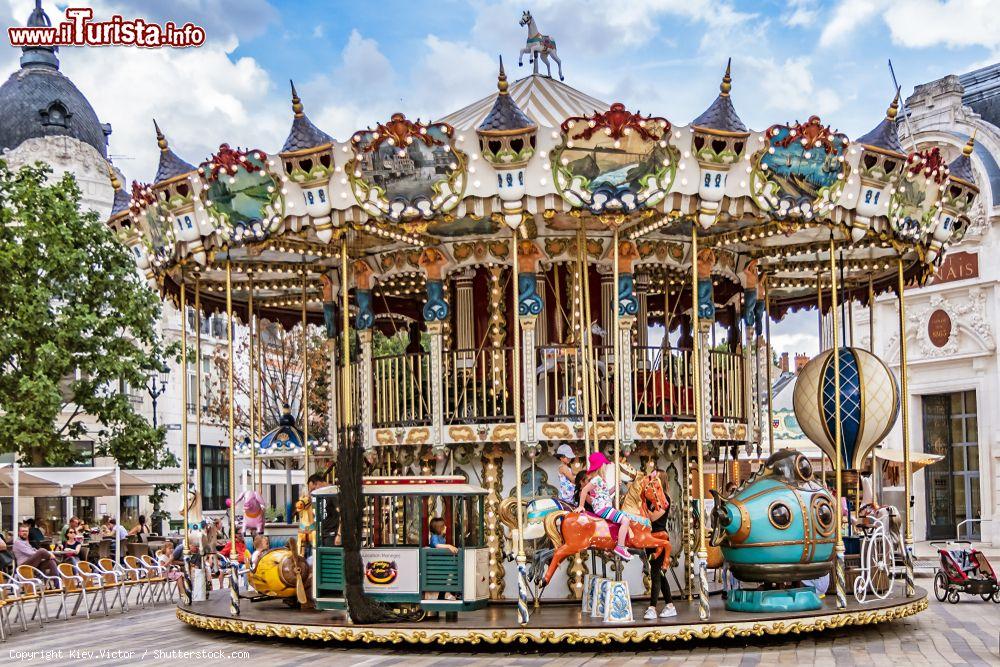 Immagine Una giostra antica in Place du Martroi, la principale piazza della città di Orléans (Francia) - © Kiev.Victor / Shutterstock.com