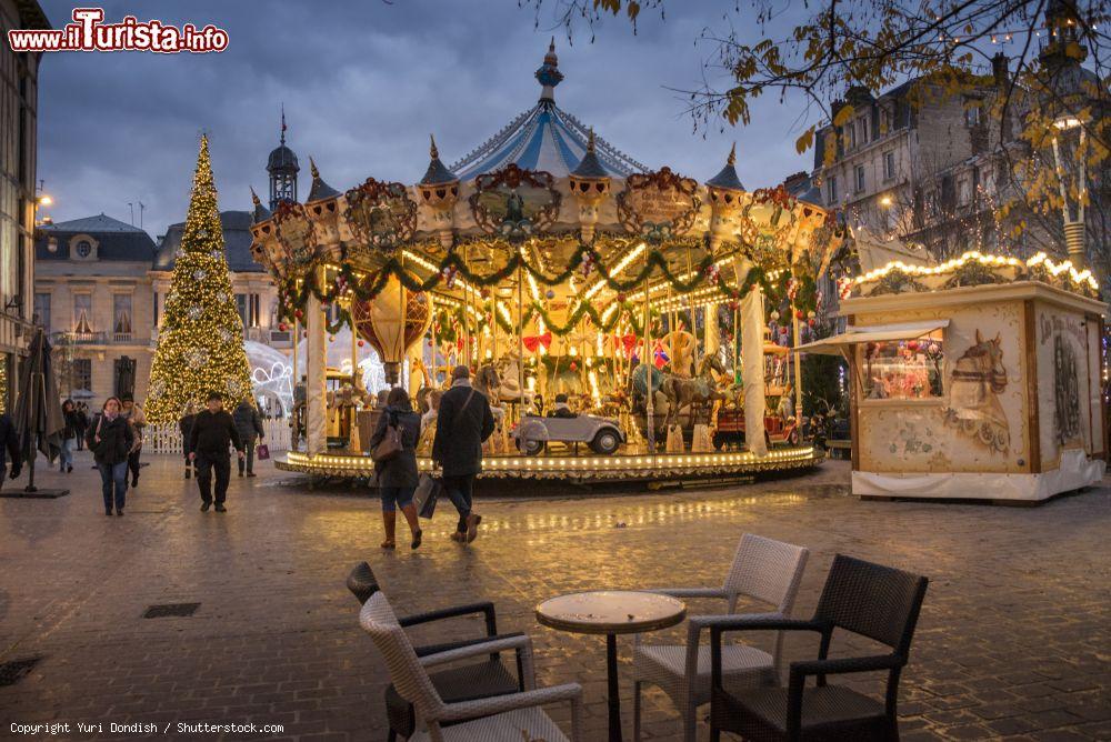 Immagine Una giostra antica in una piazzetta del centro di Troyes (Francia) by night - © Yuri Dondish / Shutterstock.com