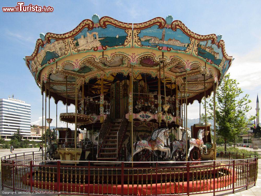 Immagine Una giostra antica per bambini in piazza Skanderbeg  a Tirana, Albania - © smith371 / Shutterstock.com
