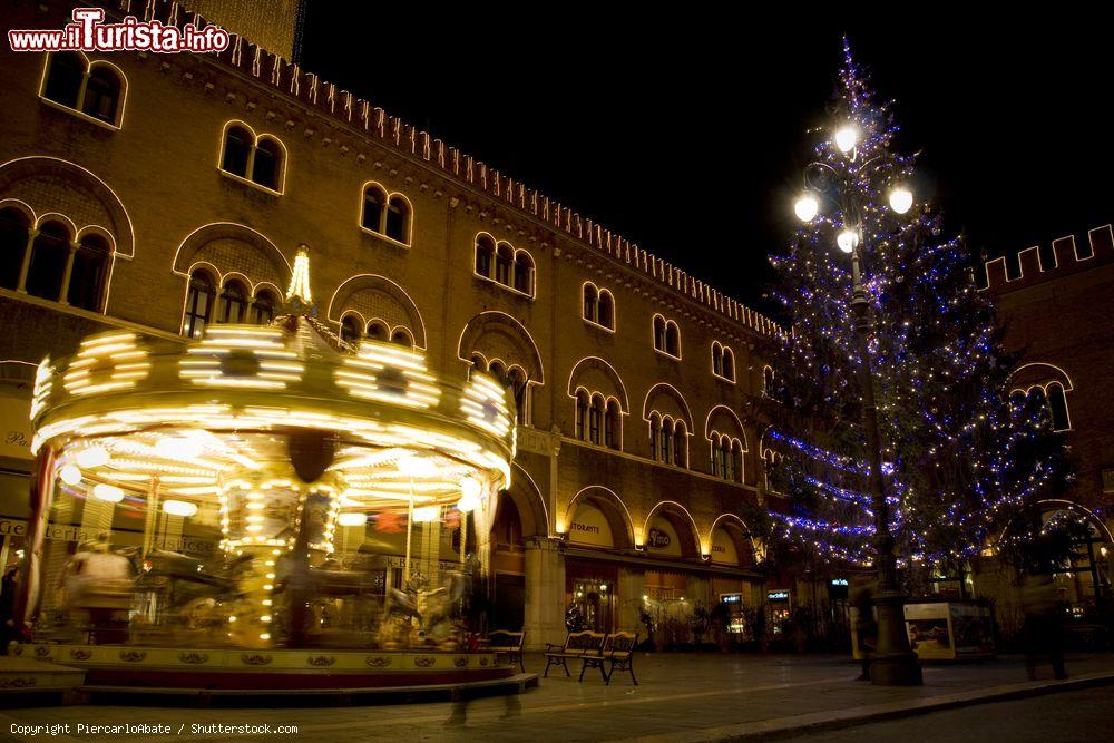 Immagine Una giostra durante il periodo natalizio in piazza dei Signori a Treviso, Veneto - © PiercarloAbate / Shutterstock.com