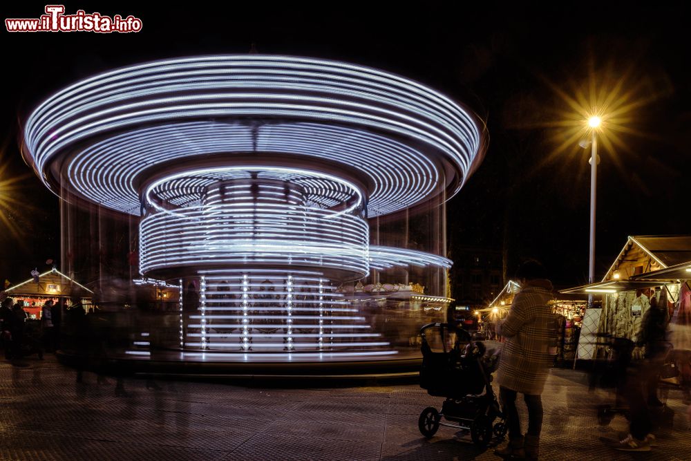 Immagine Una giostra per bambini illuminata di notte a Bayonne (Francia) in un mercatino natalizio.