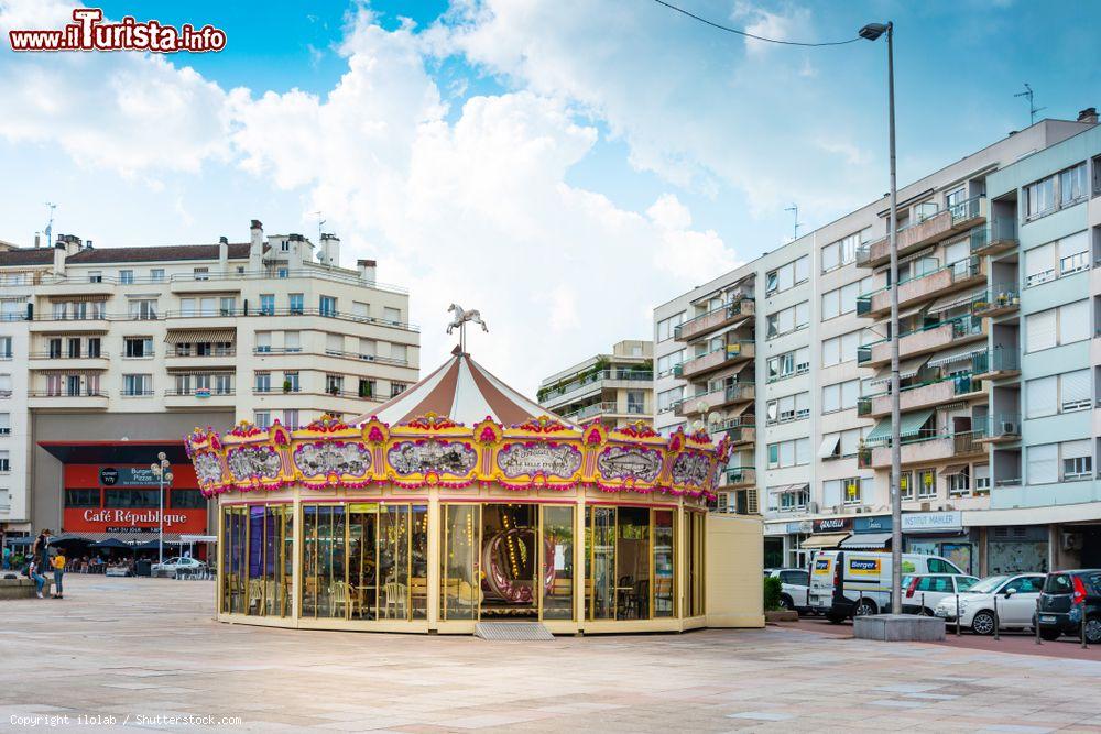 Immagine Una giostra per bambini nel centro storico della città di Limoges, Francia - © ilolab / Shutterstock.com