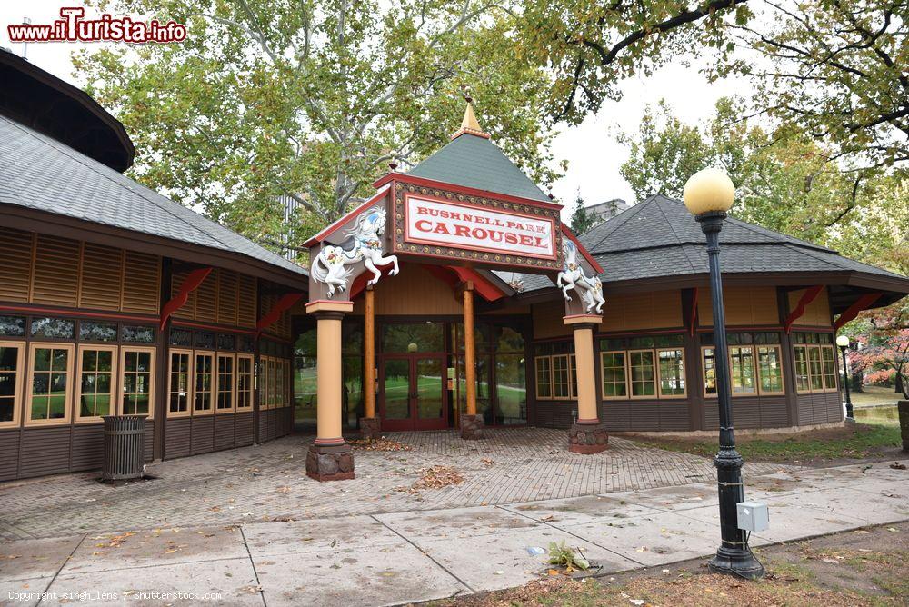 Immagine Una giostra vintage del 1914 al Bushnell Park di Hartford, Connecticut (USA) - © singh_lens / Shutterstock.com