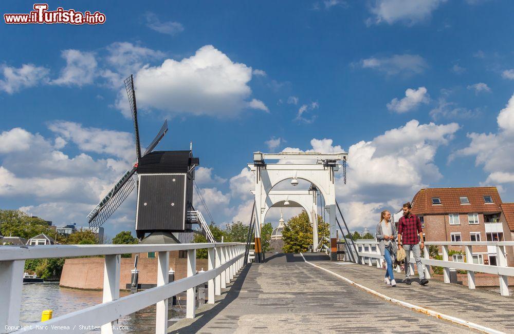 Immagine Una giovane coppia a passeggio sullo storico ponte sui canali di Leiden, Olanda - © Marc Venema / Shutterstock.com