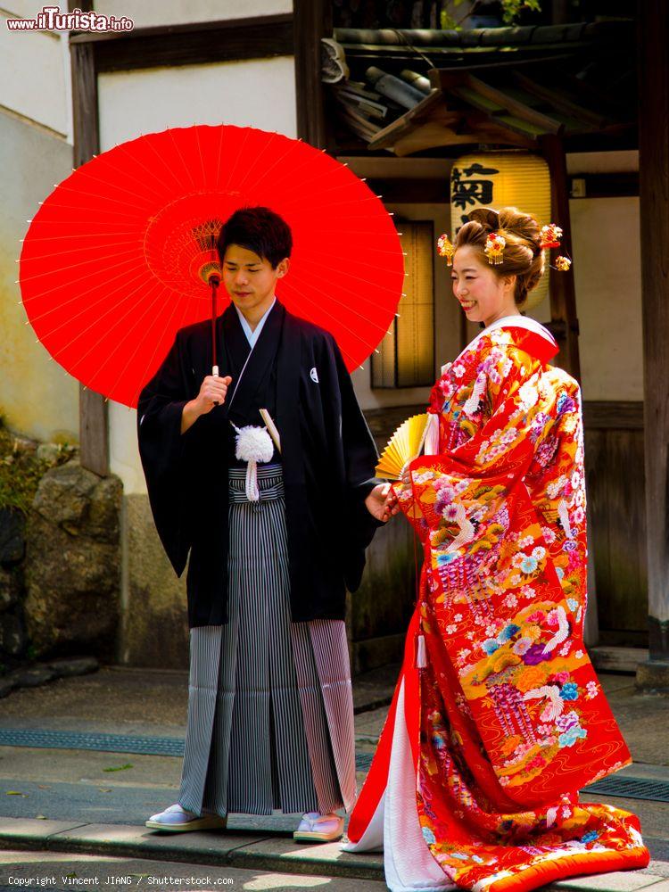 Immagine Una giovane coppia con il tradizionale kimono in una strada di Nara, Giappone - © Vincent JIANG / Shutterstock.com