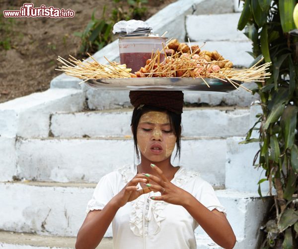 Immagine Una giovane donna birmana porta sulla testa cibi da vendere, Kyaiktiyo - © Liudmila Kotvitckaia / Shutterstock.com