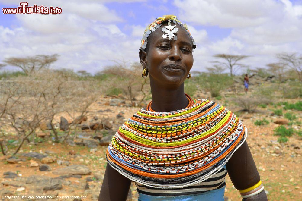Immagine Una giovane ragazza keniota posa per una fotografia a Marsabit: indossa una tradizionale collana di perline colorate - © Adriana Mahdalova / Shutterstock.com