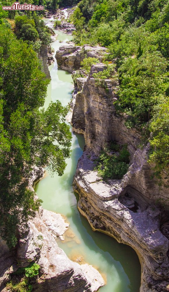 Immagine Una gola del fiume Metauro con delle marmitte non lontano da Fossombrone, Marche