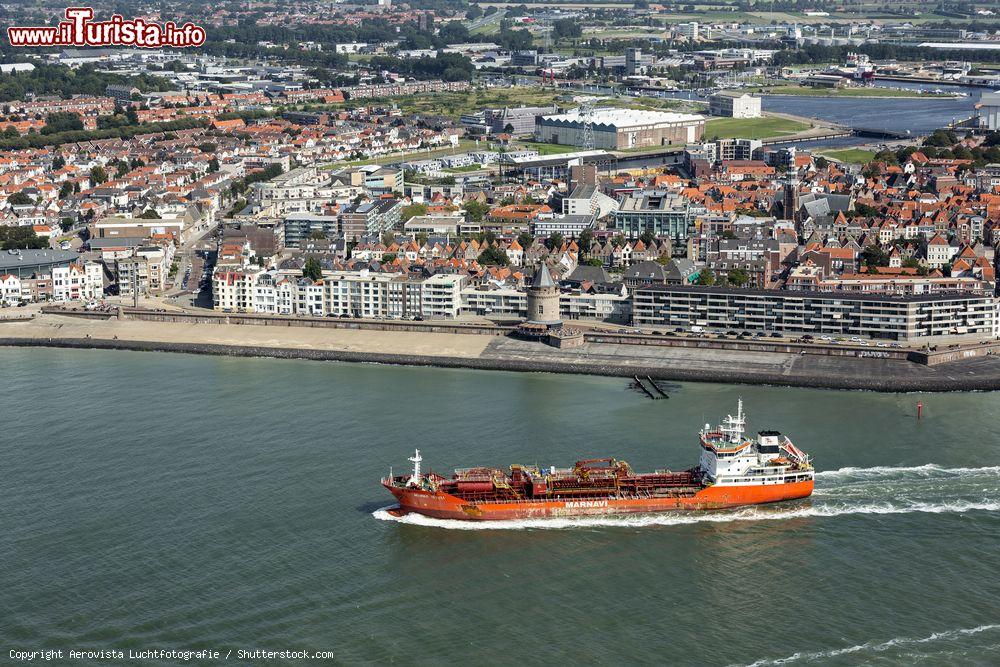 Immagine Una grande nave da merci lungo il  Westerschelde a Vlissingen, provincia di Zelanda, Olanda - © Aerovista Luchtfotografie / Shutterstock.com