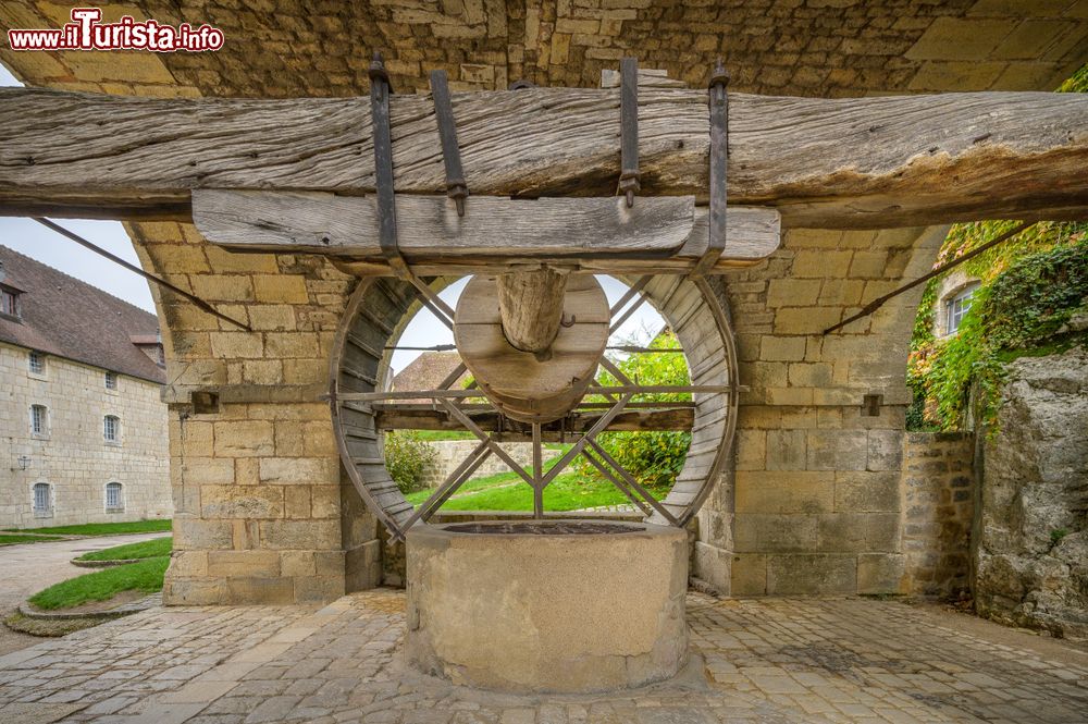 Immagine Una grande ruota motorizzata nella fontana della cittadella di Besancon, Francia.