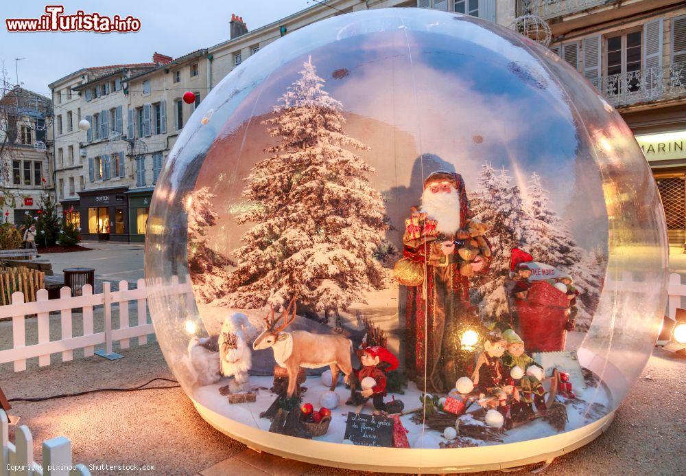 Immagine Una grande sfera di vetro con Babbo Natale nel centro di Niort, Francia. E' uno dei tanti addobbi con cui viene decorato il centro cittadino durante l'Avvento  - © pixinoo / Shutterstock.com