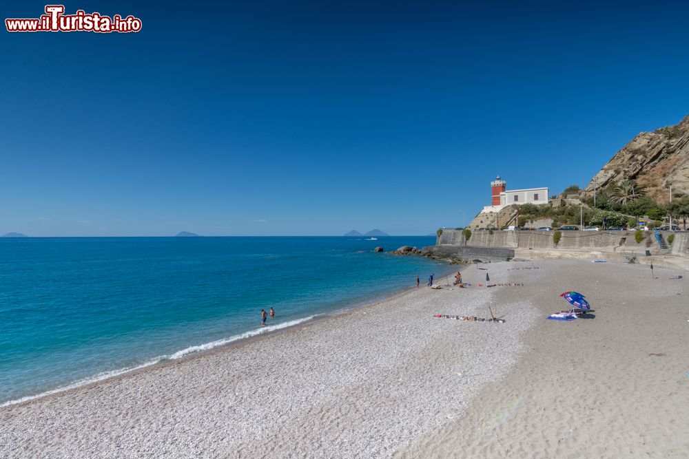 Immagine Una grande spiaggia con sabbia mista a ciottoli a Capo d'Orlando in Sicilia.