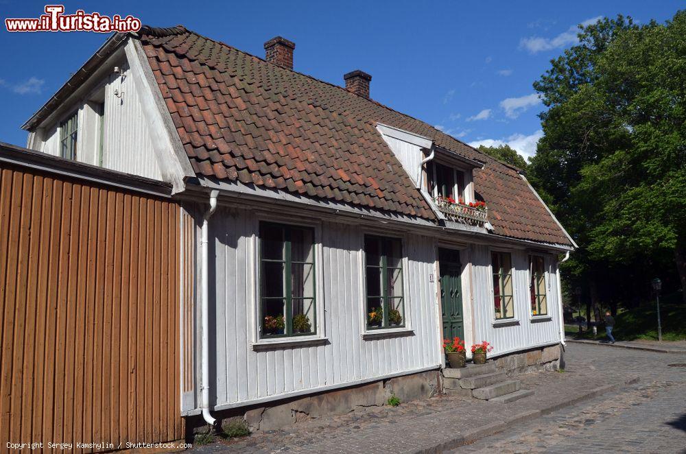 Immagine Una graziosa casa della città di Fredrikstad, Norvegia. Questa località prese il nome dal re danese Fredericks II - © Sergey Kamshylin / Shutterstock.com