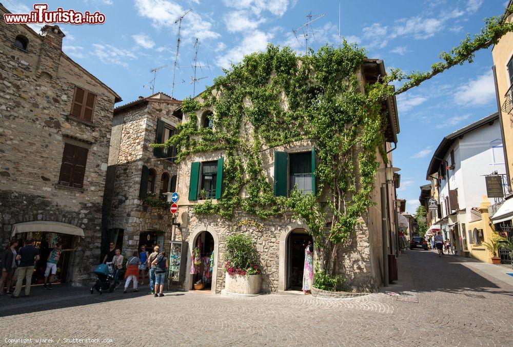 Immagine Una graziosa casa in pietra ricoperta da edera nel centro di Sirmione, Lago di Garda, Lombardia - © wjarek / Shutterstock.com