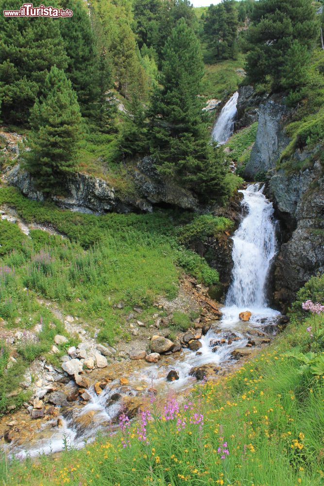 Immagine Una graziosa cascata di montagna a Les Arcs, Francia, fotografata dall'alto.