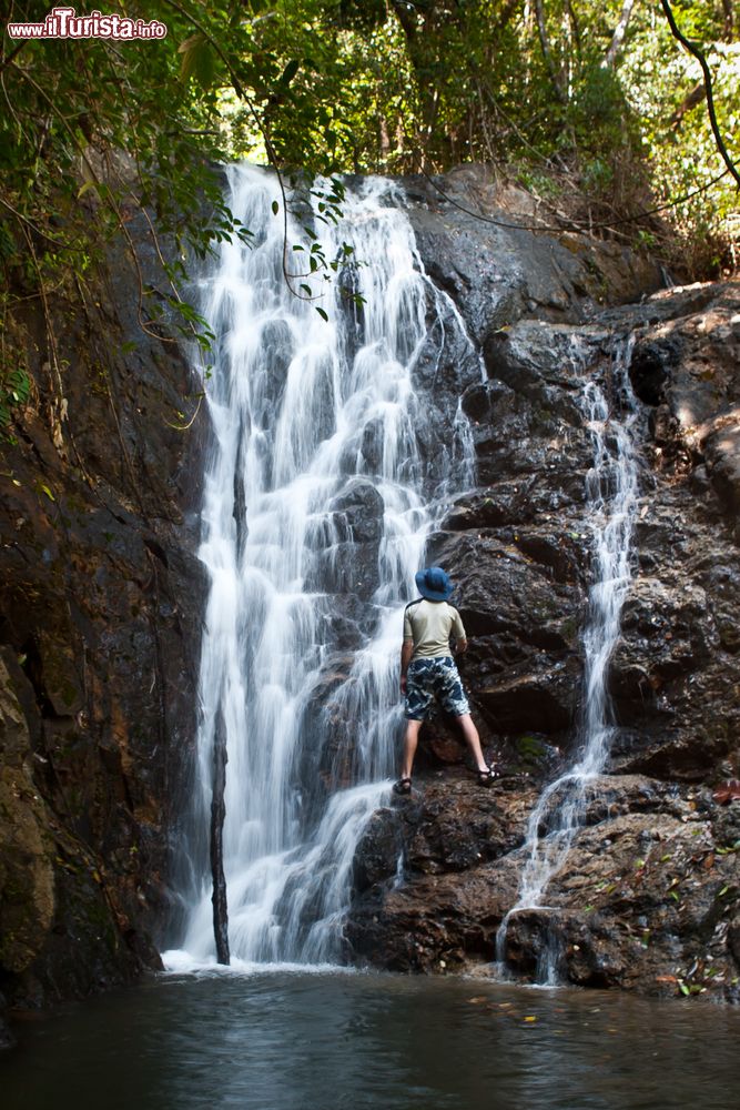 Immagine Una graziosa cascata fra le rocce su un isolotto dell'arcipelago di Mergui, Myanmar. Ricoperta da giungla, questo territorio è disabitato.