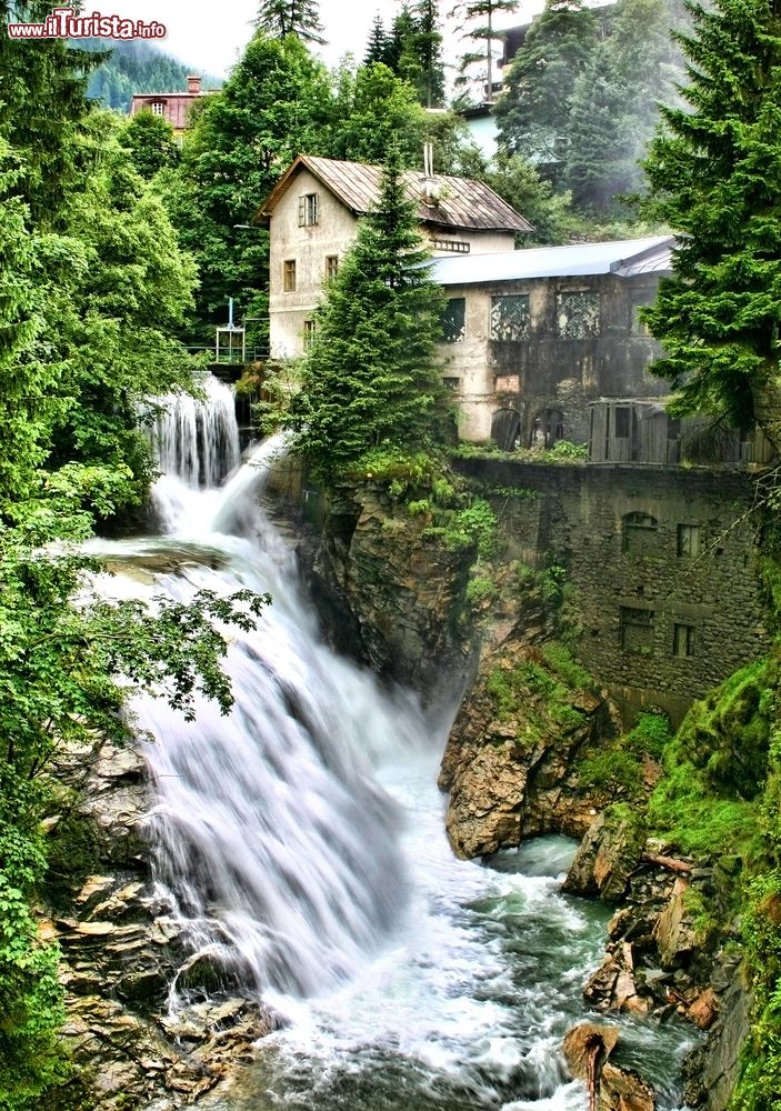 Immagine Una graziosa cascata nelle Alpi austriache vicino a Bad Gastein. Qui a fare da protagonista è la natura incontaminata e selvaggia.