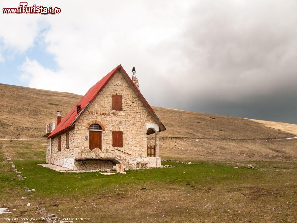 Immagine Una graziosa casetta in pietra lungo la strada Trebbio, Bolognola e Sarnano, Marche. In inverno è disabitata  - © Mor65_Mauro Piccardi / Shutterstock.com