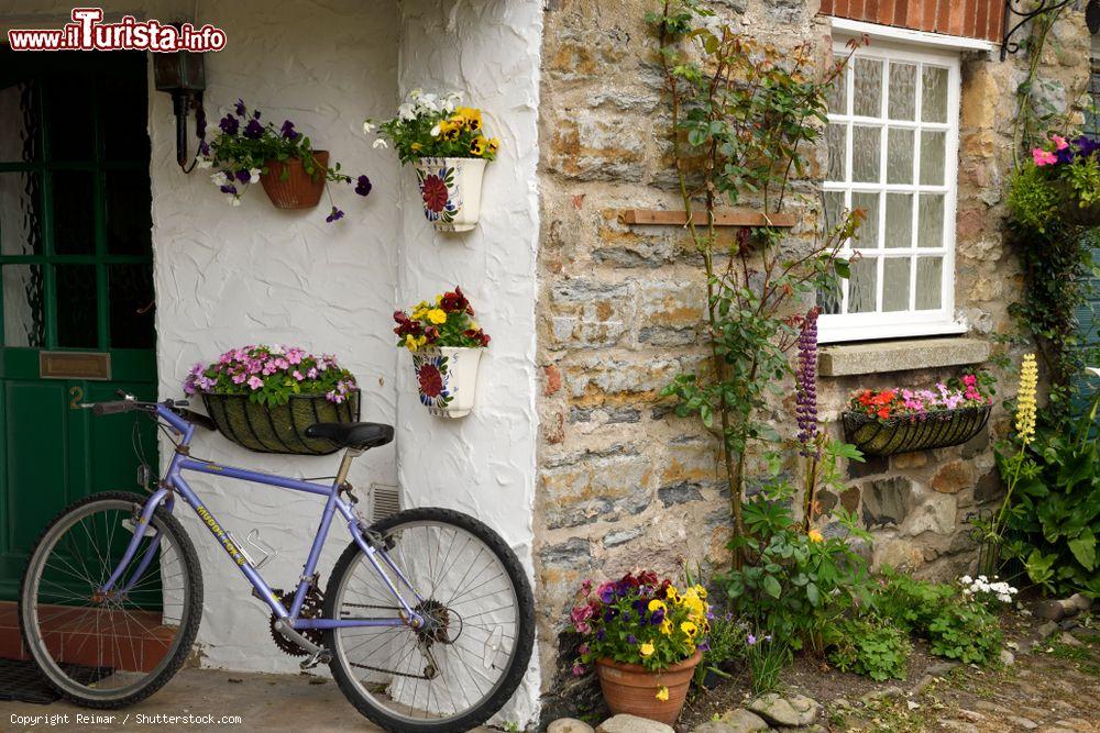 Immagine Una graziosa casetta sull'isola di Lindisfarne (Inghilterra) con fiori, piante e una bicicletta - © Reimar / Shutterstock.com