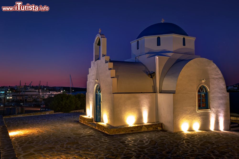 Immagine Una graziosa chiesa greco-ortodossa illuminata di notte a Antiparos, isola delle Cicladi (Grecia).