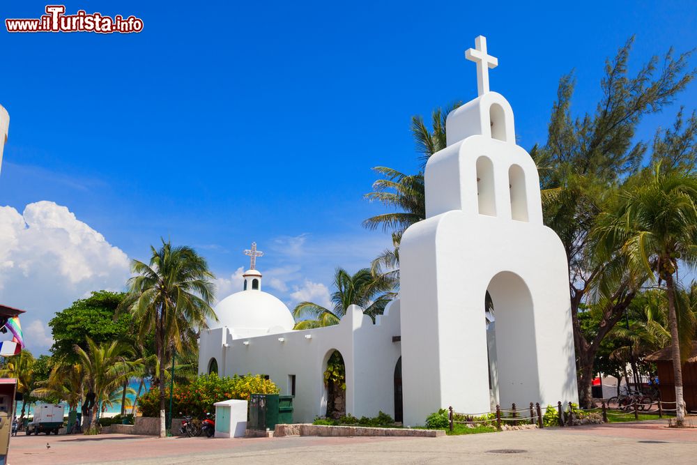 Immagine Una graziosa chiesa intonacata a calce bianca a Playa del Carmen, Quintana Roo, Messico.