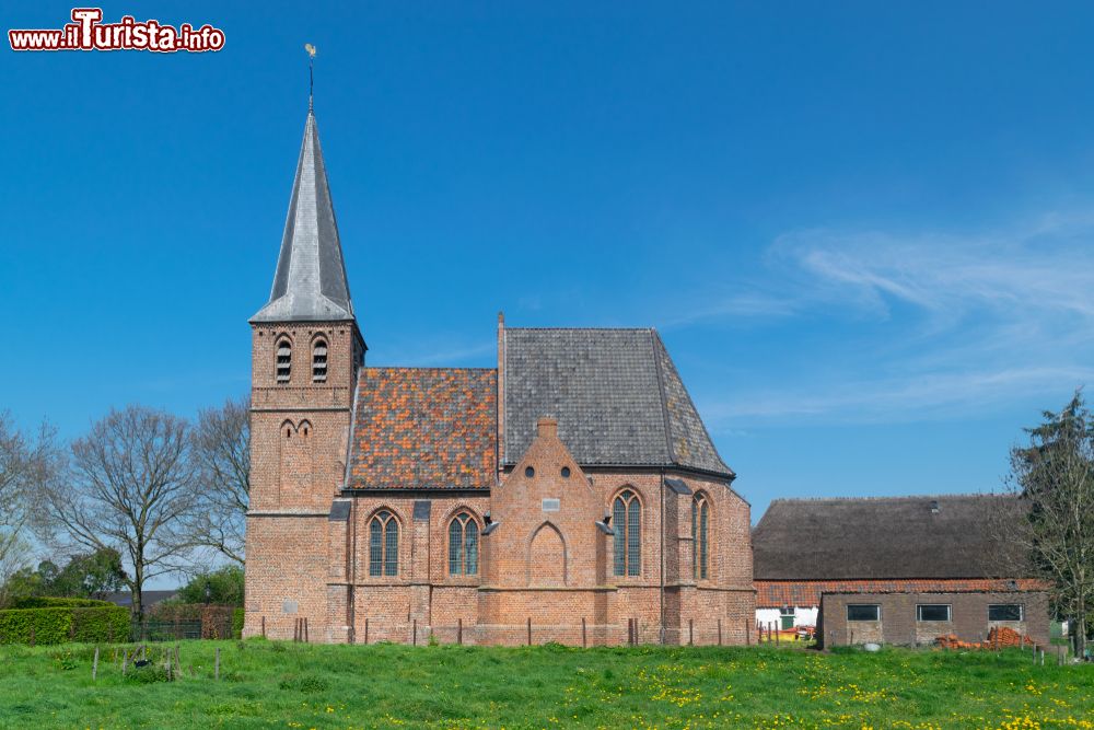 Immagine Una graziosa chiesa nel villaggio di Persingen nei pressi di Nijmegen, Olanda.