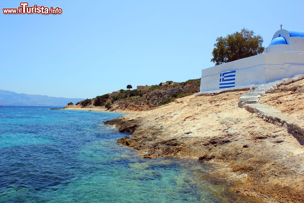 Immagine Una graziosa chiesetta affacciata sull'Egeo nell'isola di Pserimos, Dodecaneso (Grecia).