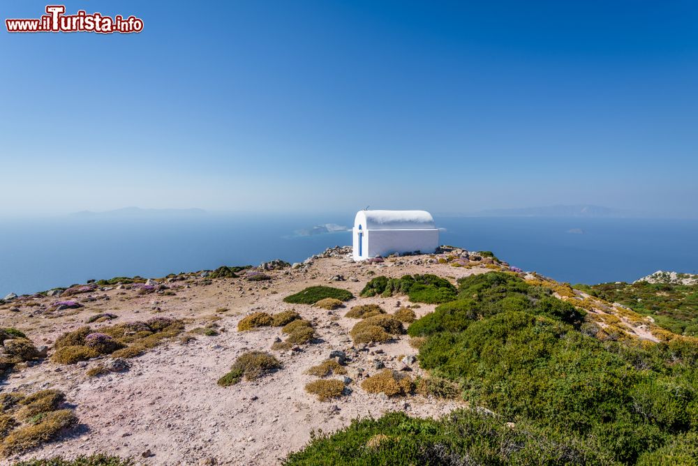 Immagine Una graziosa chiesetta bianca e blu sui bordi del vulcano Stefanos a Nisyros, Grecia.