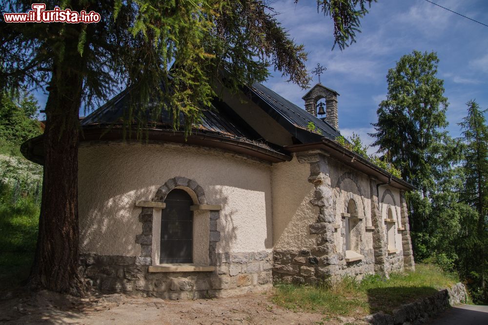 Immagine Una graziosa chiesetta di montagna nel villaggio di Nendaz, Svizzera.