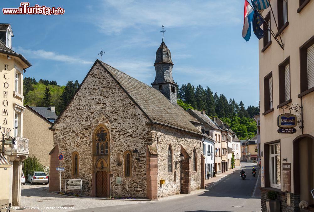 Immagine Una graziosa chiesetta medievale nella città di Vianden, Lussemburgo - © Lev Levin / Shutterstock.com