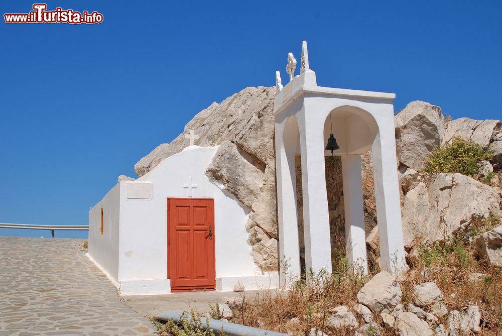 Immagine Una graziosa chiesetta sul Tarpon Springs Boulevard nei pressi di Chorio, isola di Chalki (Grecia).