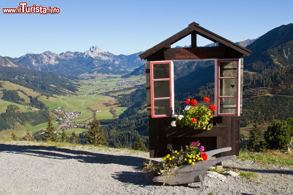 Immagine Una graziosa "finestra" sulla valle di Tannheim, Tirolo, Austria.