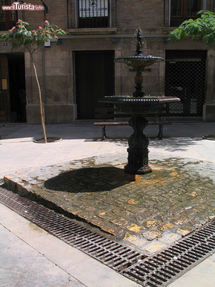 Immagine Una graziosa fontana nel centro storico della città di Tudela, Comunità Autonoma della Navarra (Spagna).