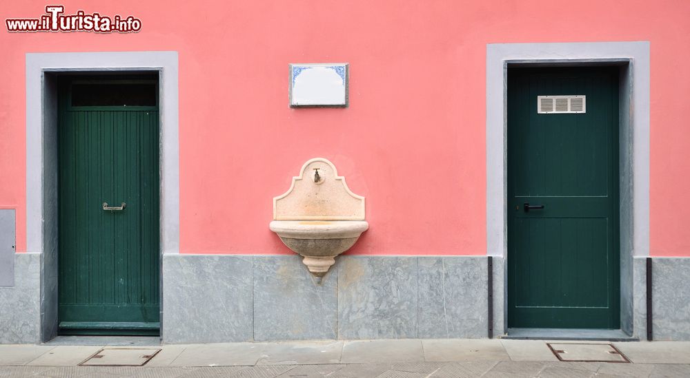 Immagine Una graziosa fontana sulla facciata di una casa di Brugnato, La Spezia, Italia. Passeggiando fra le viuzze di questo borgo ligure se ne possono scoprire gli angoli più caratteristici.